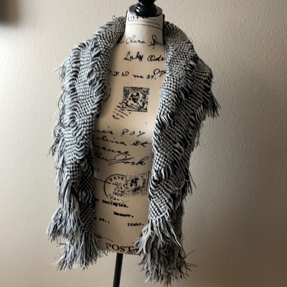 Sioni Studio black & white fringe waterfall vest Sioni Studio black / white